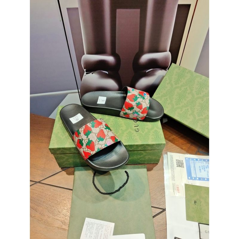 G*u*i slippers